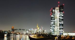Europäische Zentralbank Frankfurt Main Skyline Nacht Lichtermeer