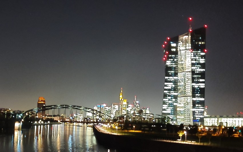 Europäische Zentralbank Frankfurt Main Skyline Nacht Lichtermeer